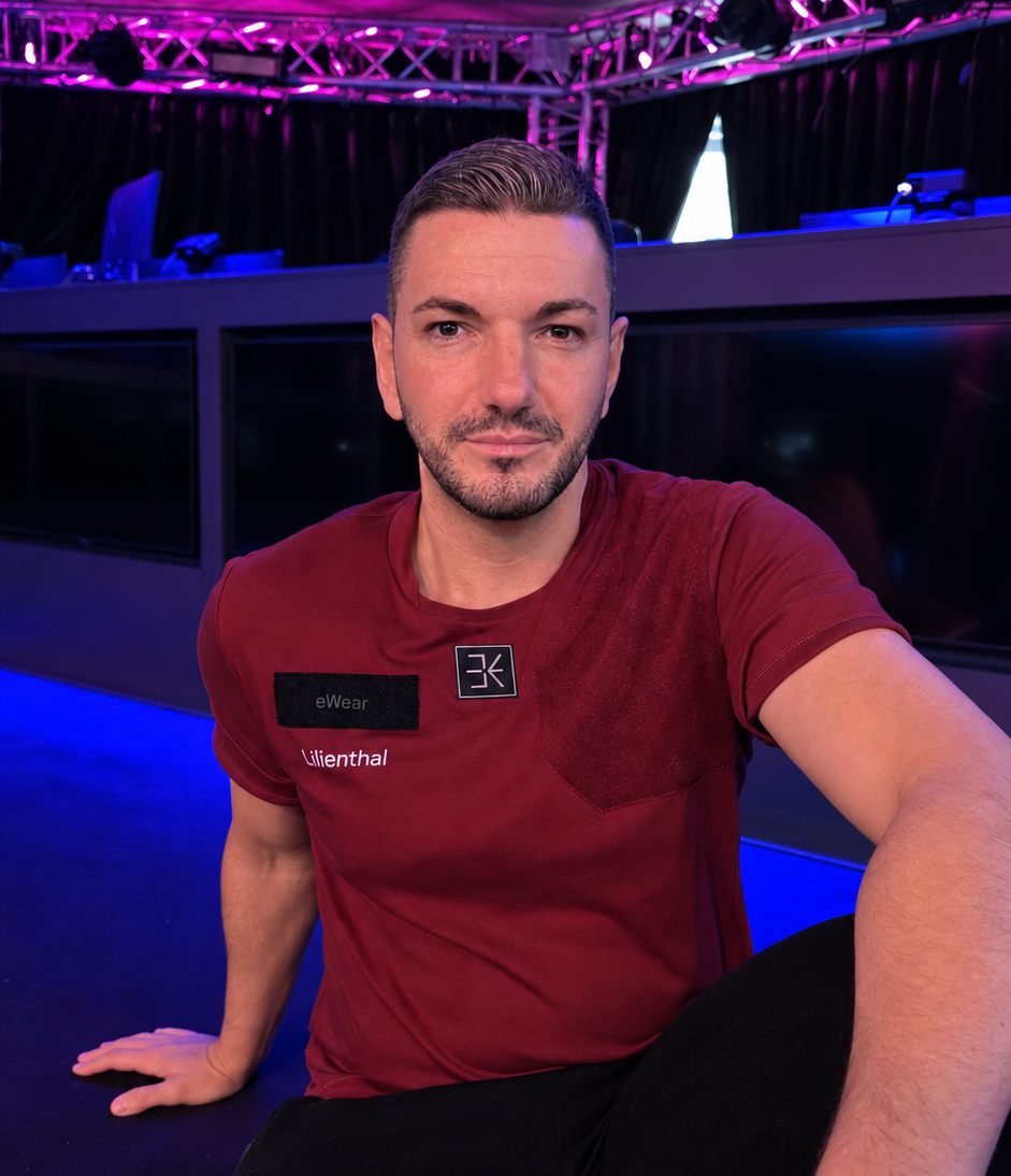 Lilienthal im roten eWear Shirt im Gaming-Studio
