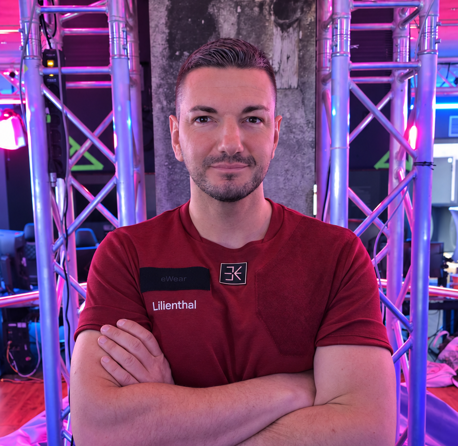 Lilienthal im roten personalisierten eWear E-Sport-Shirt